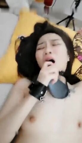 颜值不错的妹子和小胖子双女秀 小胖胖戴着假JJ后入插逼 躺在床上SM手指插逼自慰