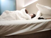 粉嫩的一线天鲍鱼，在灯光下一览无余，洁白翘臀高耸疯狂抽查，难忘今宵激情