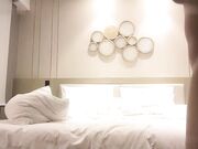 黑色外套萌妹 穿着衣服一般般脱掉身材居然不错 床上跪着口交坐在身上蠕动小腰