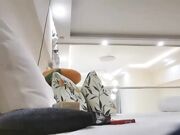 夜色精品探花约了个粉色裤子妹子啪啪 脱掉内裤舌吻扣逼调情再到床上大力猛操