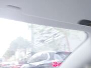 骚逼女友在自动驾驶特斯拉中被摁住强行口交不够爽直接抱起骑乘爆操