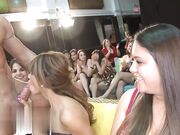 淫乱俱乐部里的热辣女孩忍不住发情疯狂吮吸鸡巴和操脱衣舞娘