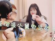 茶馆边接小舅电话边被侄子干