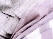 我把妹妹的嘴巴当成小穴一样爆操深喉，随后带去楼道玩刺激插入