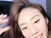 9分颜值女神 精彩收费房大秀 第一视角特写吃屌 抬起美腿站立抽插