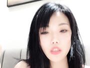 好姐妹一起享受弯钩鸡巴 全程露脸一起舔大鸡巴 深喉口交让小哥轮草抽插 吞精喝尿