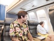 飞机上的淫荡3P 高空做爱