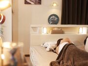 错过末班车向我借宿的她巨乳妹妹明显想和我1