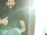 支开闺蜜 蓝发少妇霸占了她的丈夫