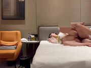 皮肤雪白身材高挑，还自带黑丝，会深喉各种姿势都能配合，叫声非常好听表情也很享受