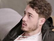 男孩眼看着自己的朋友和母亲在沙发上发生性关系