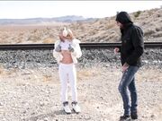 淫荡模特旅行时遇见陌生人快速发生性关系