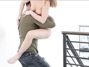 淫荡模特旅行时遇见陌生人快速发生性关系