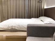 葫芦身，腰细胸大腿长，妹子还特别温柔，白虎小穴，各种姿势压腿猛干