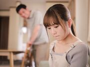 母亲住院待产期间 懦弱顺从的姐姐沦为继父的玩物1