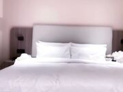 金钱的诱惑，刚毕业学生妹初次下海.