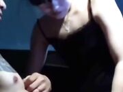 夜间把车泊在人妻家小区里偷情搞车震