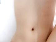 两个风骚学妹她们在一起舌吻，还要伺候大哥玩双飞，左拥右抱口交大鸡巴，吃奶舔逼让大哥多体位爆草蹂躏刺激