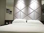 外围气质不错甜美花裙妹子 舌吻隔着内裤摸逼洗完澡口交舔弄