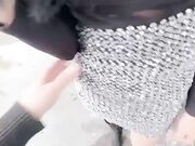 雨天花池边跟小姨子乱伦 雨伞纸板挡住露天操逼