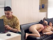 我在操我最好朋友的妻子她抓住大鸡巴就开始勾引我让我操她