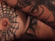 纹身黑发荡妇从大鸡巴男孩那里得到了她一生都没尝试过的爽感