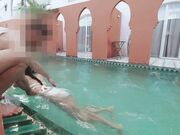 给泳装小骚货做色情插入按摩