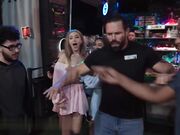 女友站着不动 让黑人女孩在男友的鸡巴上做色情的事情