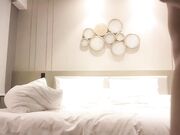 呆萌小萝莉性瘾大坐在小哥腿上蹭不停亲吻猛操高潮