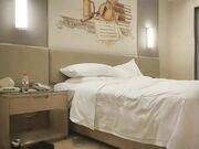 高素质外围妹子 黑衣短裤沙发舌吻调情 舔屌口交侧入大力抽插猛操