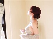 巨乳辛尤里露背装勾引水电工精液射满酥胸