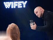 红发辣妹占领了大黑屌的每一滴精液