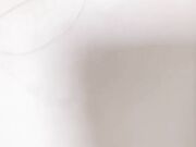 刚成年的妹妹假期在家洗澡 门口打飞机太难受直接冲进厕所 无视爸妈在家