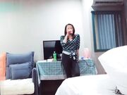 小伙给小阿姨介绍朋友想3P又怕阿姨不同意开一间房 阿姨看两个小鲜肉必须尝鲜