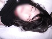 被突然聚集的13个男人疯狂地中出的小可爱女孩