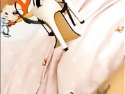 胸大性感的美女豆芽姐晚上喝醉酒误闯隔壁陌生男邻居家倒在床上