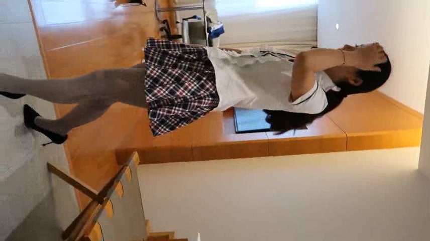 吐血推荐性感嫩模小洁酒店私拍制服性感黑丝透视装诱惑