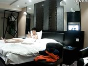 大学生情侣校外开房啪啪进屋就开始缠绵吃点东西开始打炮女友身材一流奶子饱满阴毛性感干的太猛貌似把避孕套干漏了