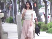 公共场合内急的美眉们找个隐蔽处就开始尿尿