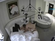 和漂亮女友开房打炮还没进去就喊疼