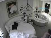 和漂亮女友开房打炮还没进去就喊疼