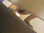 女士WC隔间多角度偷拍拍脸又拍下面