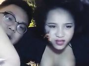 美女与男友寒冷夜晚在大街上啪啪