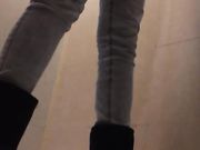 商场厕拍天气冷妹子们都穿的厚