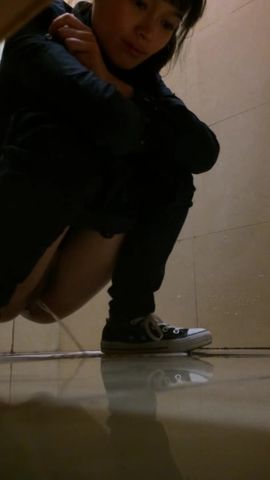 商场厕拍天气冷妹子们都穿的厚