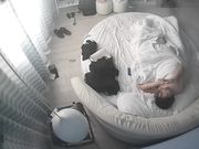 早上睡醒欲女 主动趴在男伴身上