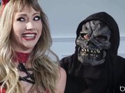 万圣节戴着面具做爱的男女