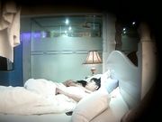 顾不上吃饭的年轻小情侣带着撸串啤酒来嗨皮