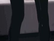 双女性感胶衣高跟鞋被铐住手脚用道具大力抽插