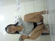 商场女厕全景偷拍气质短发黑丝服务员